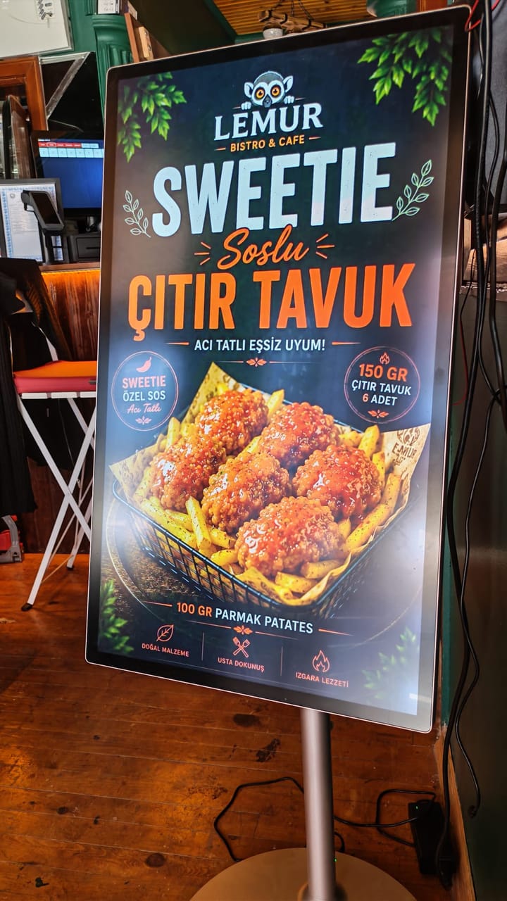 Kafede canlı kampanya afişi