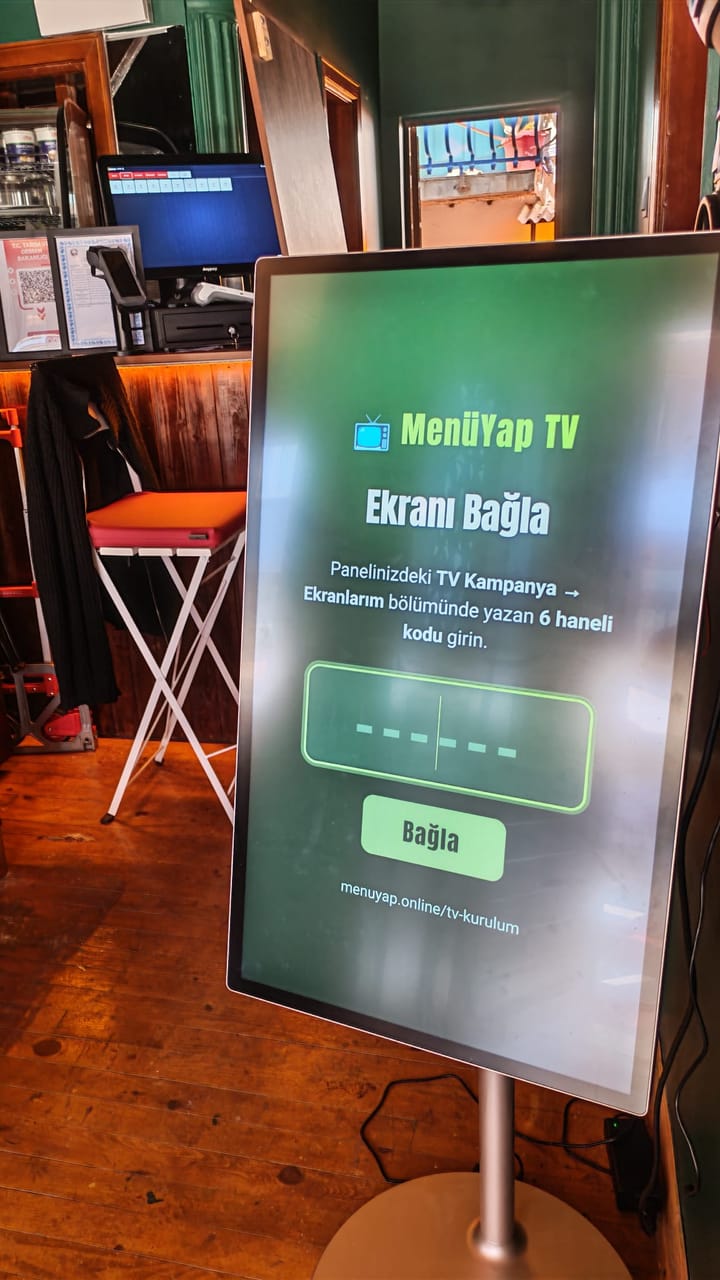 Bir kafede MenüYap TV menü panosu